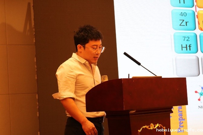 男人站在钢琴前低可信度描述已自动生成